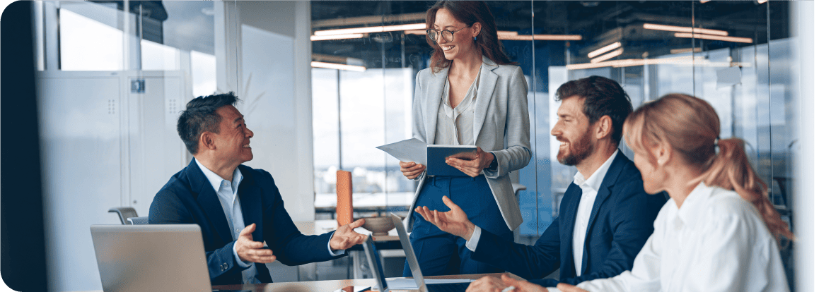 Equipo analizando estrategia de mercado